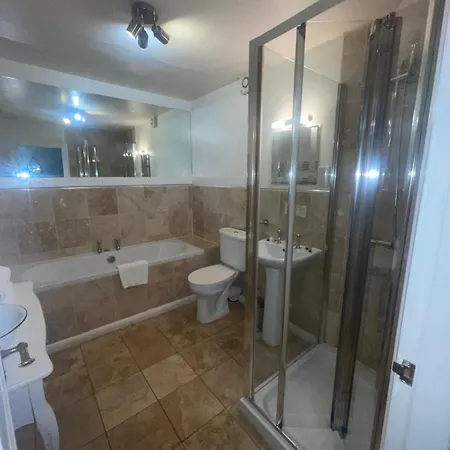 White Horse & Griffin Hotel