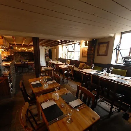 White Horse & Griffin Hotel