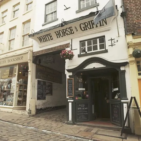 White Horse & Griffin 3* ويتبي