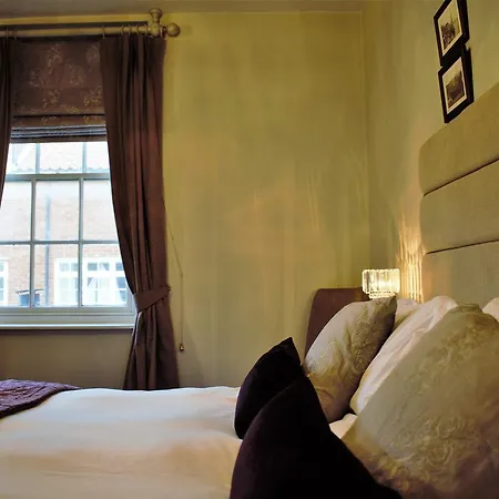 White Horse & Griffin Hotel