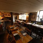 White Horse & Griffin Hotel